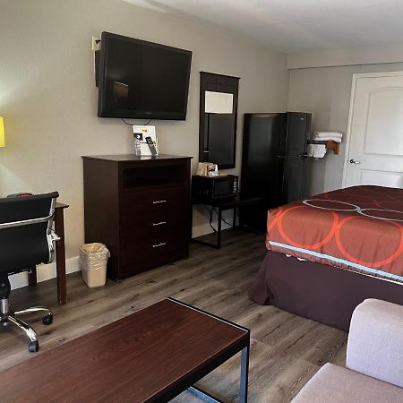 Super 8 By Wyndham Mont Belvieu - Baytown East Hotel Exterior photo