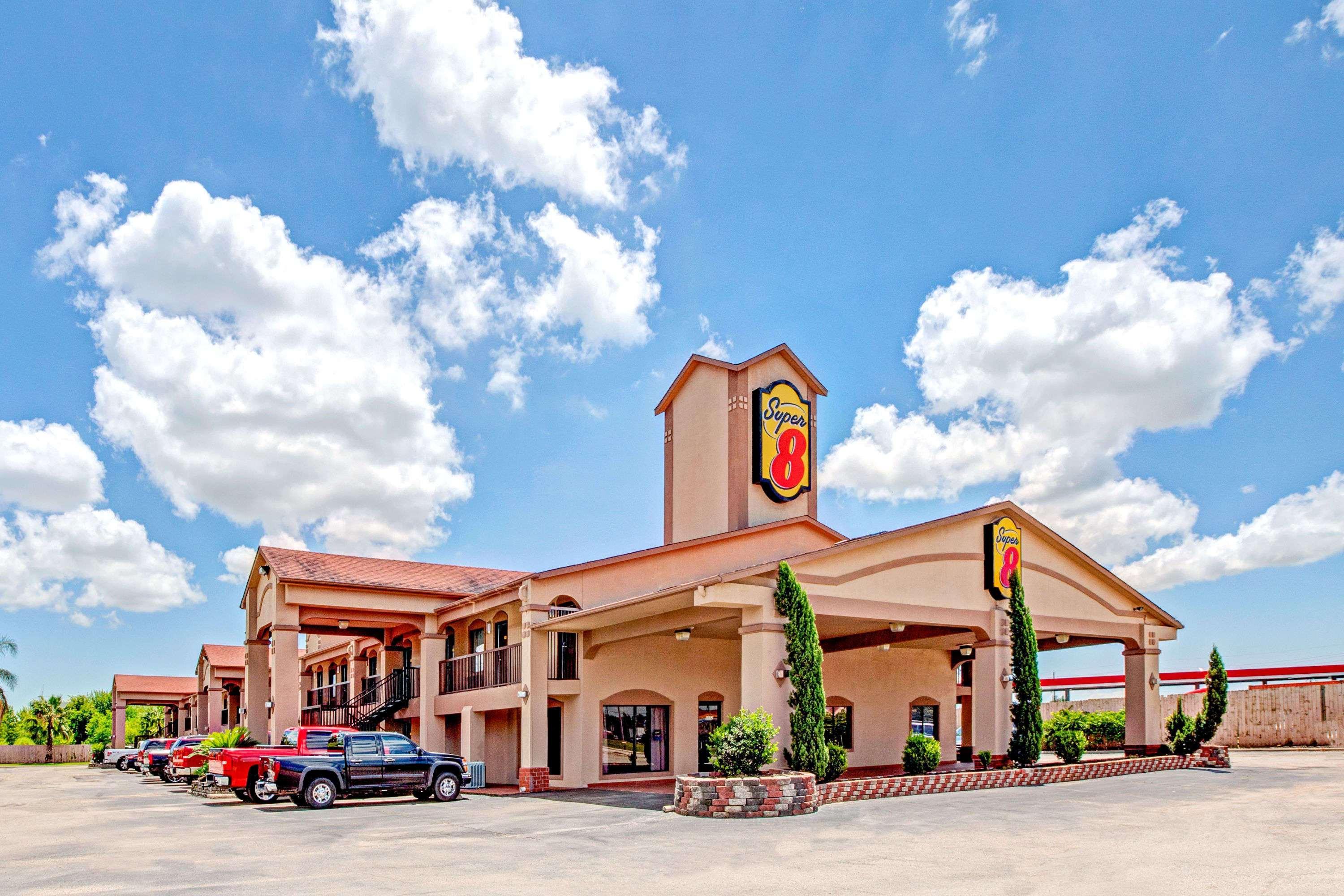 Super 8 By Wyndham Mont Belvieu - Baytown East Hotel Exterior photo