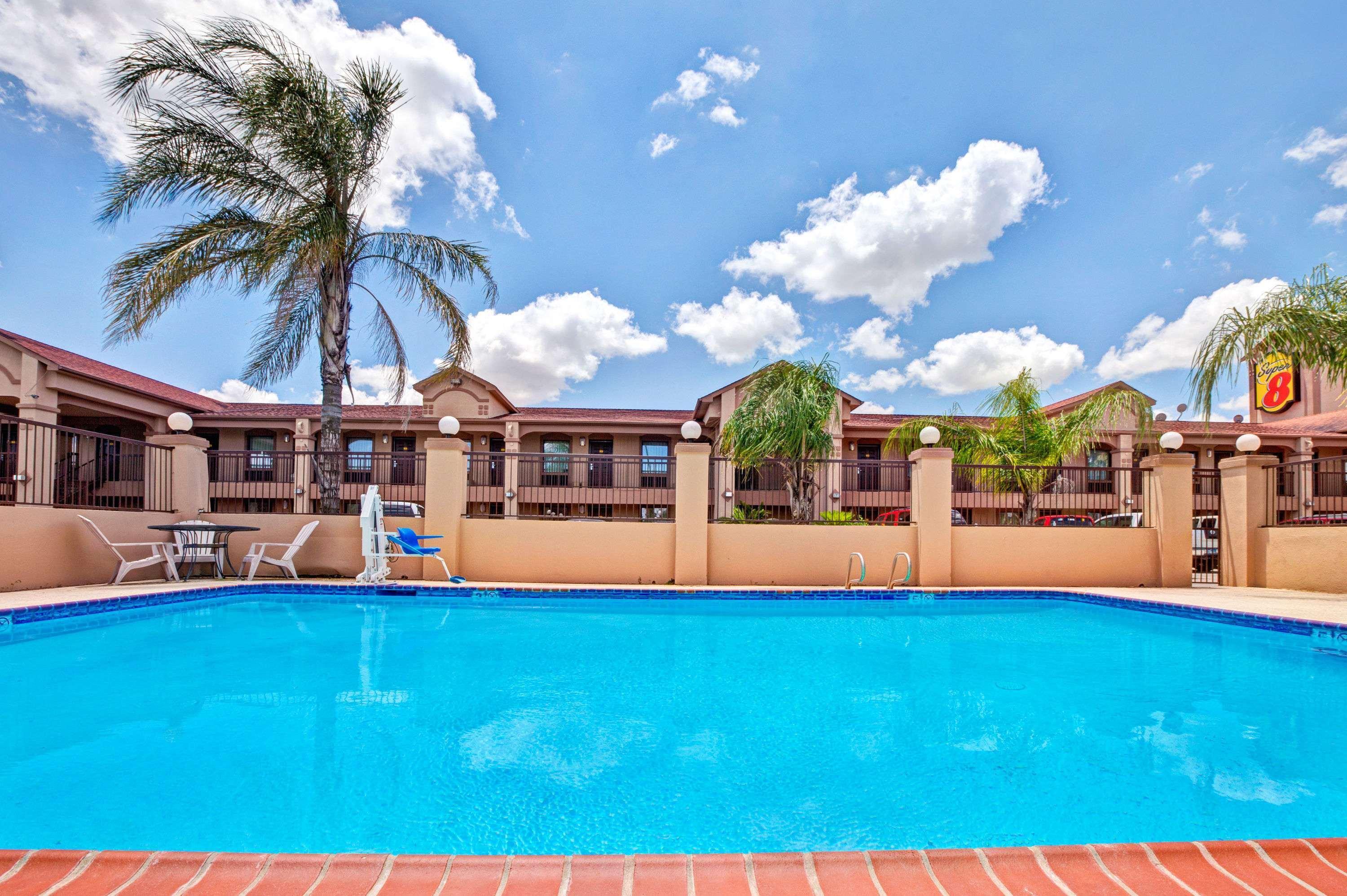 Super 8 By Wyndham Mont Belvieu - Baytown East Hotel Exterior photo