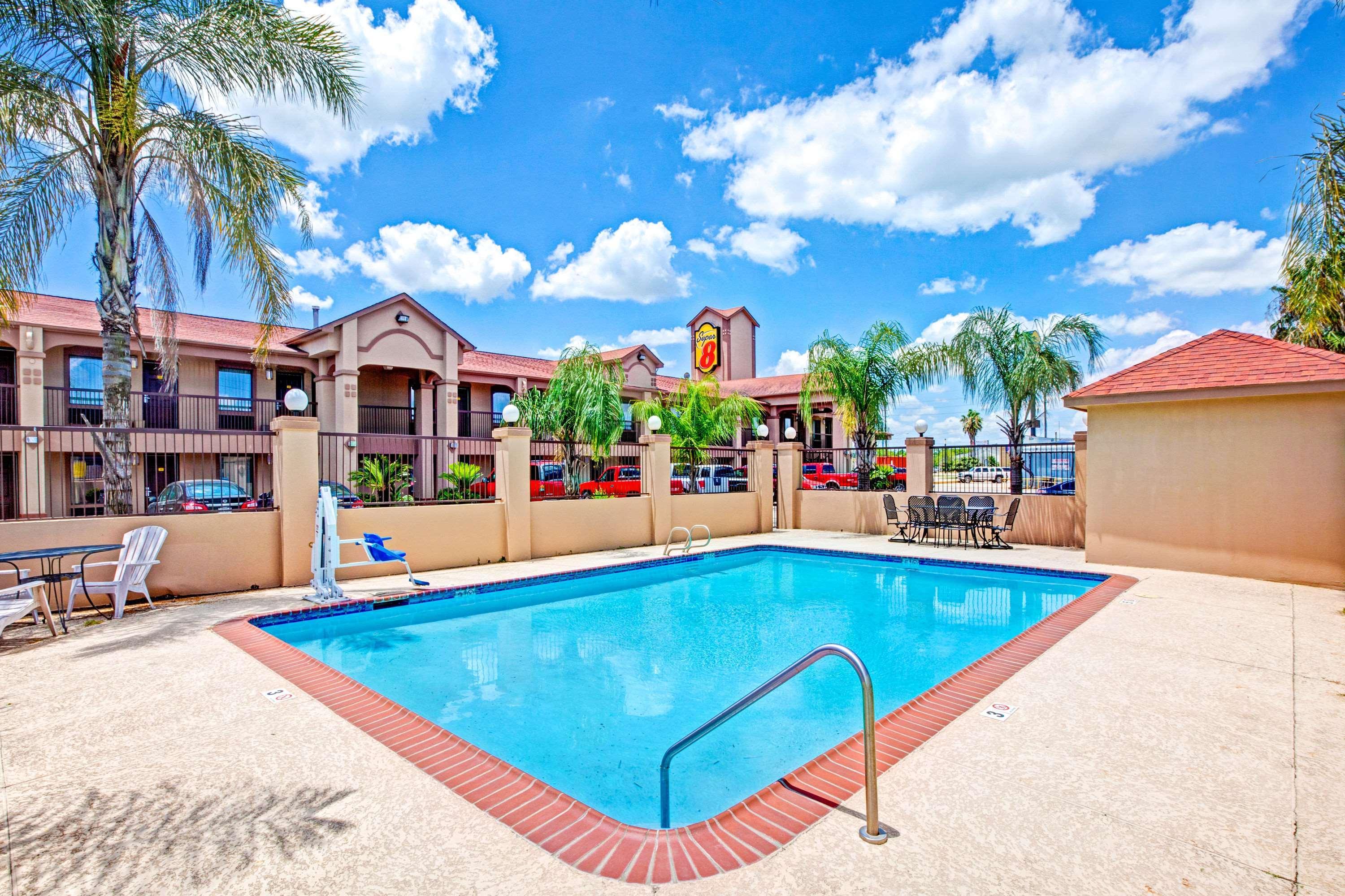 Super 8 By Wyndham Mont Belvieu - Baytown East Hotel Exterior photo