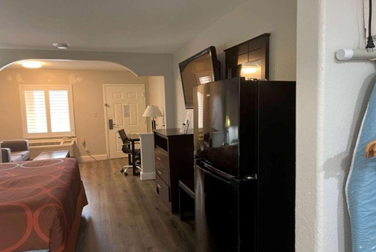 Super 8 By Wyndham Mont Belvieu - Baytown East Hotel Exterior photo