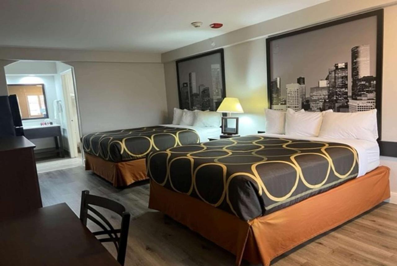 Super 8 By Wyndham Mont Belvieu - Baytown East Hotel Exterior photo