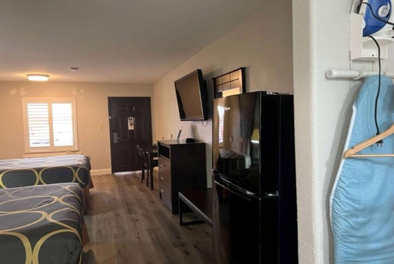 Super 8 By Wyndham Mont Belvieu - Baytown East Hotel Exterior photo