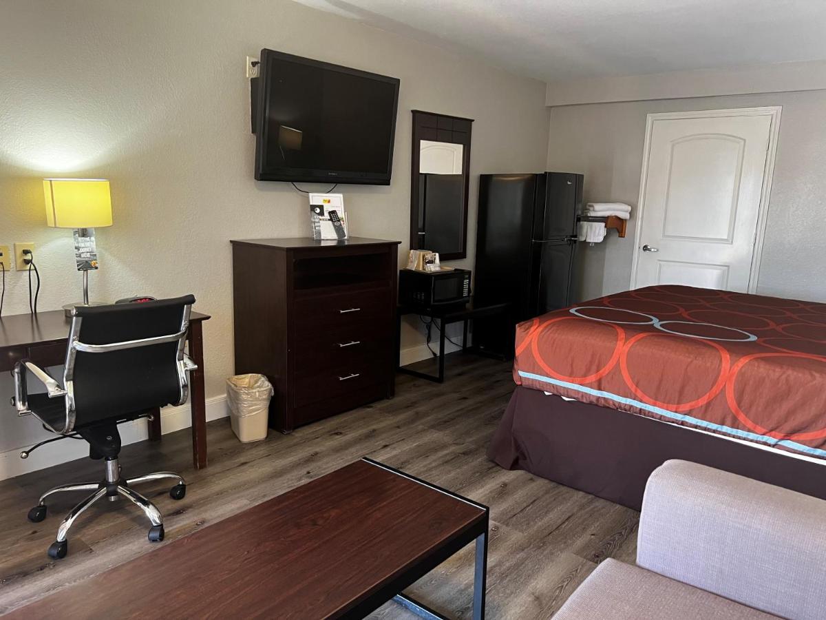 Super 8 By Wyndham Mont Belvieu - Baytown East Hotel Exterior photo