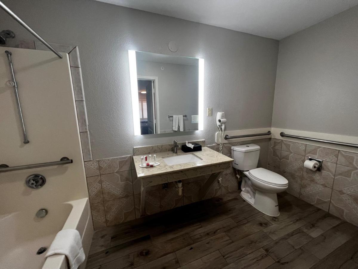 Super 8 By Wyndham Mont Belvieu - Baytown East Hotel Exterior photo