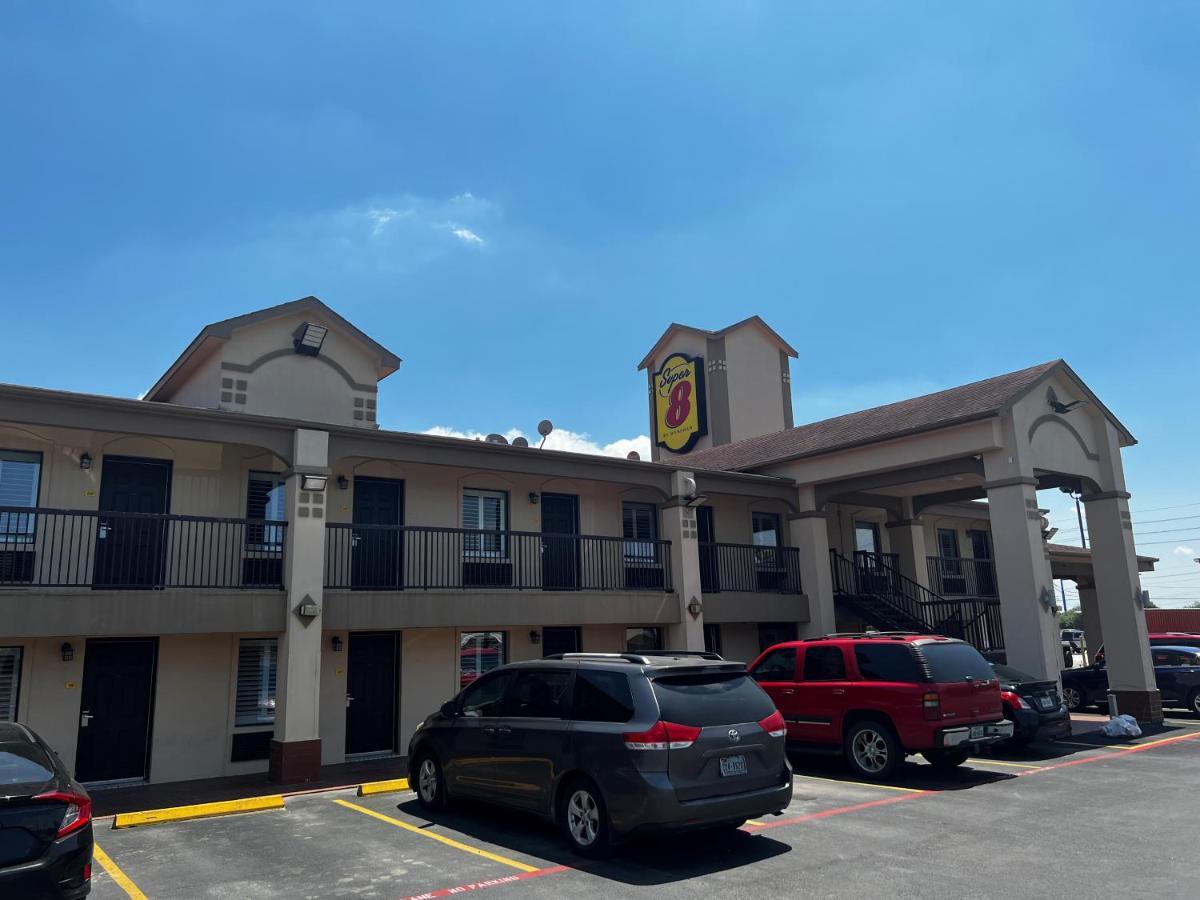 Super 8 By Wyndham Mont Belvieu - Baytown East Hotel Exterior photo