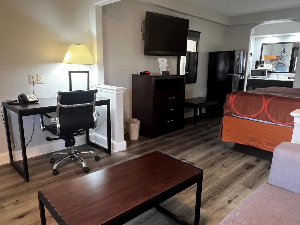 Super 8 By Wyndham Mont Belvieu - Baytown East Hotel Exterior photo