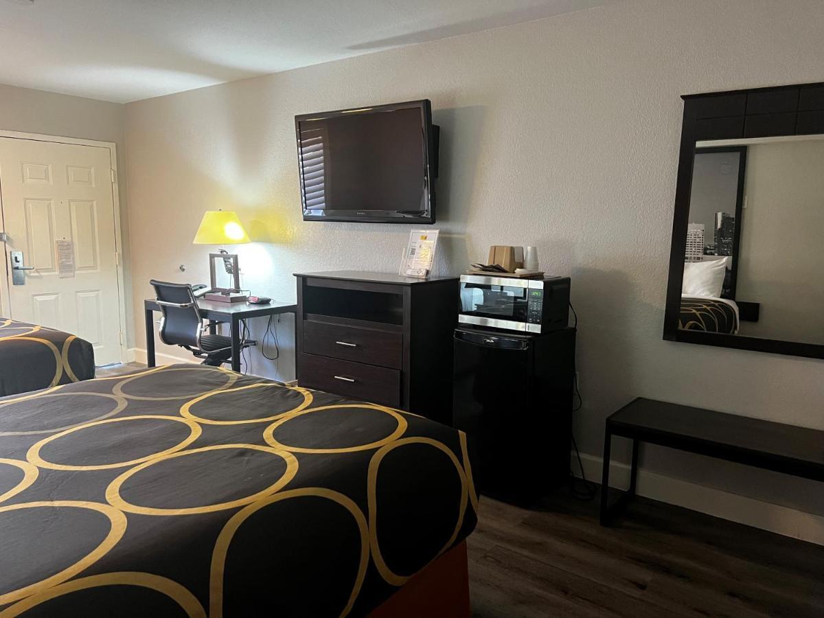 Super 8 By Wyndham Mont Belvieu - Baytown East Hotel Exterior photo