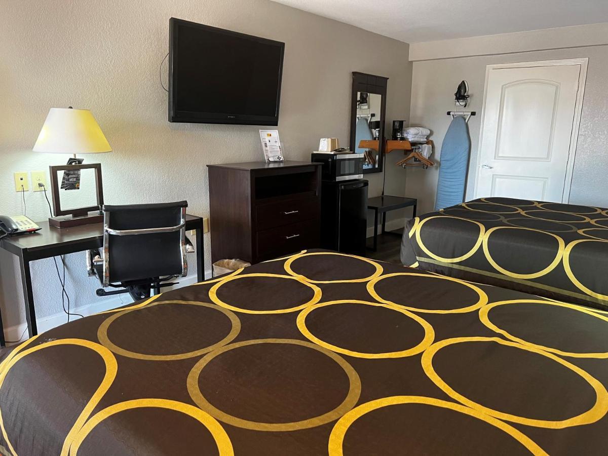 Super 8 By Wyndham Mont Belvieu - Baytown East Hotel Exterior photo